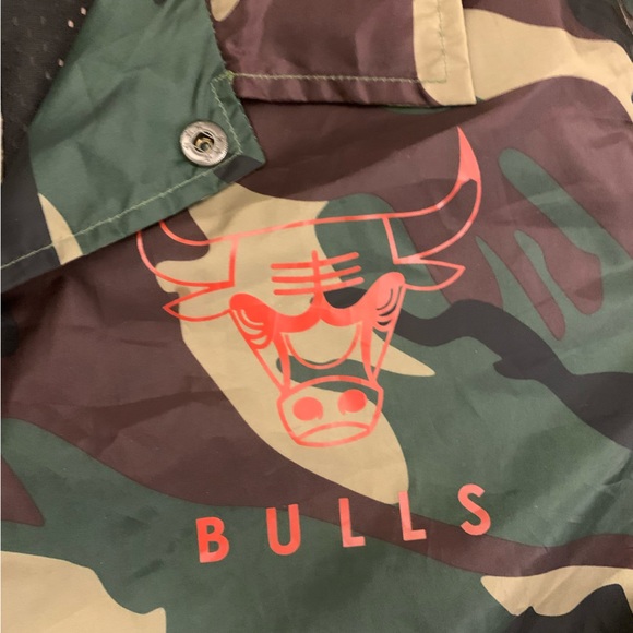 NBA Chicago Bulls Camo Nylon WindBreaker Woodland mesh size large lined snaps - Picture 2 of 8